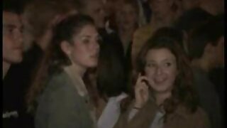 Δύο σέξι κορίτσια αποχωρούν