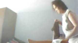 Η μελανωμένη ξανθιά γλείφει έναν κόκορα